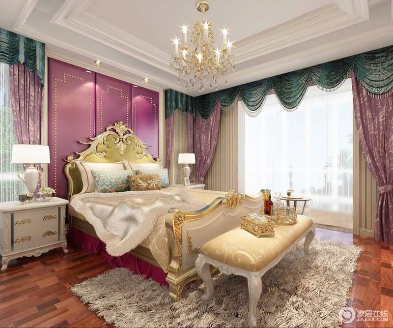 柔美梦幻的紫红色，大面积运用在墙面、窗帘和双人床上，搭配着深蓝绿色的优雅布艺，呈现出的空间气息梦幻多姿；雍容贵气的雕花双人床上，金饰质感精致，衬托着整个空间愈加气质盎然；双玻璃窗的设计，也令空间华美明快。