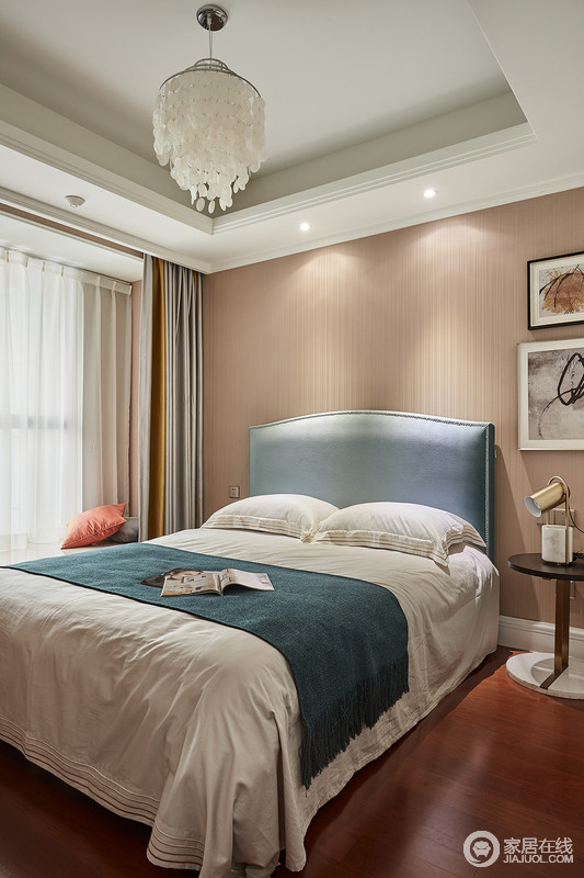 次卧在表现手法上与主卧相似，在色彩上倾向统一，香槟金的壁纸与暖色光搭配与平衡，与蓝白床品让整个卧室的感官体验更好。