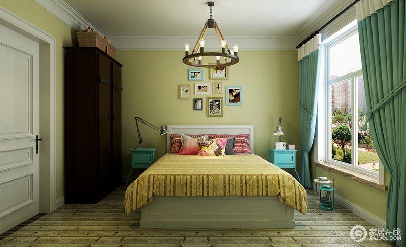 卧室以淡黄色漆粉刷墙面凸显空间的明快感，让仿旧砖石的朴质少了原始感；背景墙悬挂地彩色框和画作让空间多了生活的小情趣，个性的蓝色床头柜和窗帘将清新、实用进行到底，并与黄色床品构成色彩和谐，更为温馨。