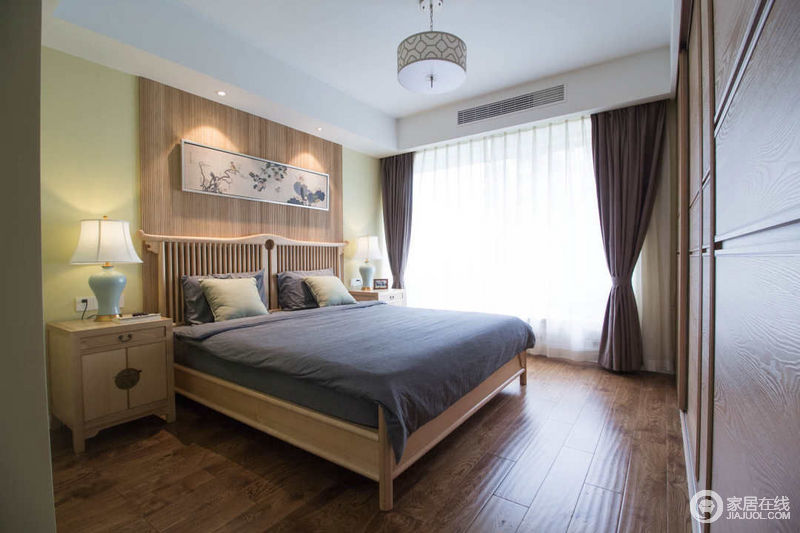 主卧室大面积的木材质从地板到墙面，特别容易营造出宁静致远、悠然自得的心境。