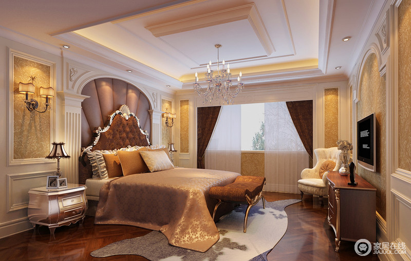 精心布置的卧室空间弥漫着奢华的味道，罗马柱拱门圆扇造型的背景墙、精致雕琢的城堡式花纹床头、丝绒质地的家纺织物，处处诠释着欧式复古典雅的文艺美。