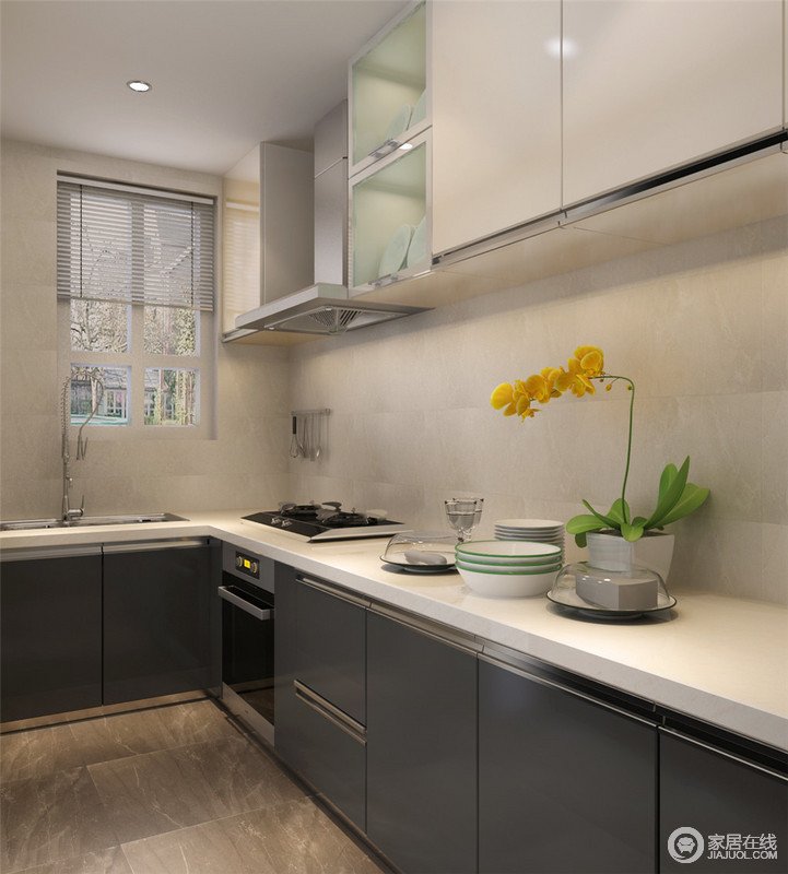 灰褐色橱柜吸纳厨房烟火之气，展现出低调内敛气质。而白色的台面及中性色大理石墙面虽然形成深浅鲜明对比，却平添出简约沉静感；生机勃勃的鲜花则是厨房最好的点缀。