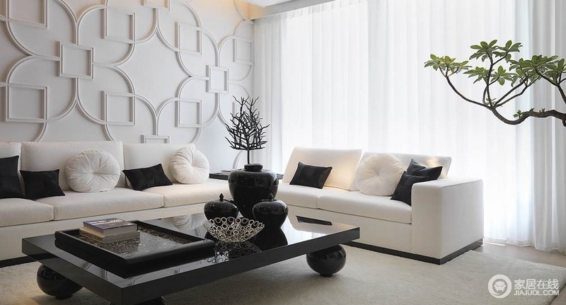 客厅整体的设计以黑白色调为主，整体空间看起来大气美观。