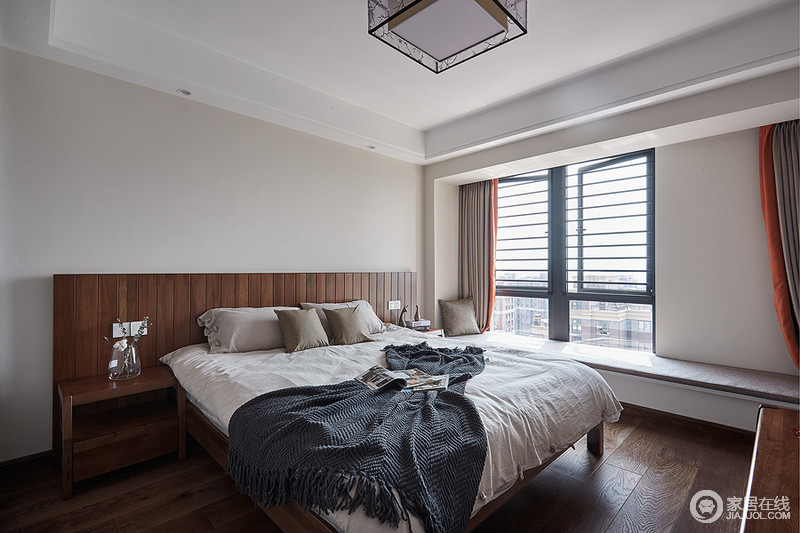 卧室的线条格外规整，原木的床头柜与木地板相得益彰，让整个空间多了温暖与和静；飘窗的设计十分简单，透过软装便可找到一种随性。