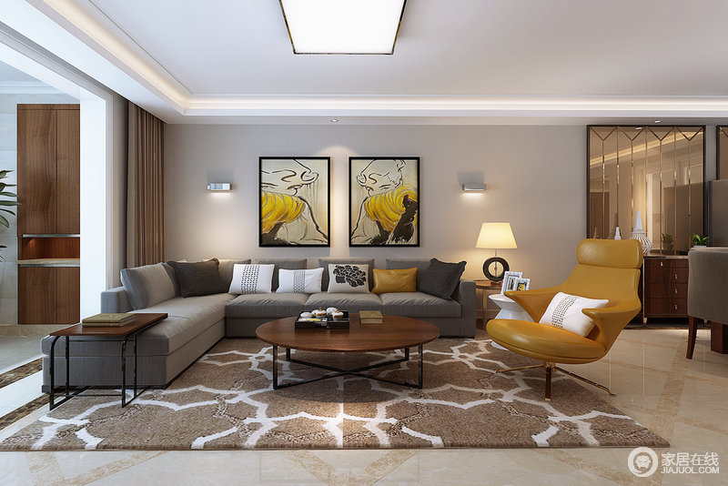 低饱和度的灰褐色墙面素雅温柔，深灰色布艺沙发则带来温暖的触感，褐白地毯加强了空间的暖意，明黄单人椅与墙面画作呼应，增添了活泼轻快的氛围。