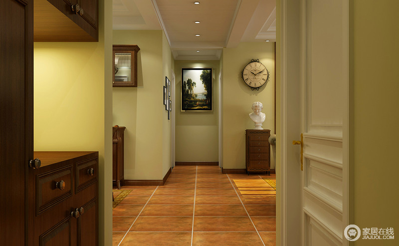走廊的墙体建筑将空间自然分隔，尽头处的自然绿景画与黄绿色漆粉刷的墙面呈明清和暖；而橙色仿古砖渲染出暖调，与走廊中美式实木收纳柜让生活多了实用之美。
