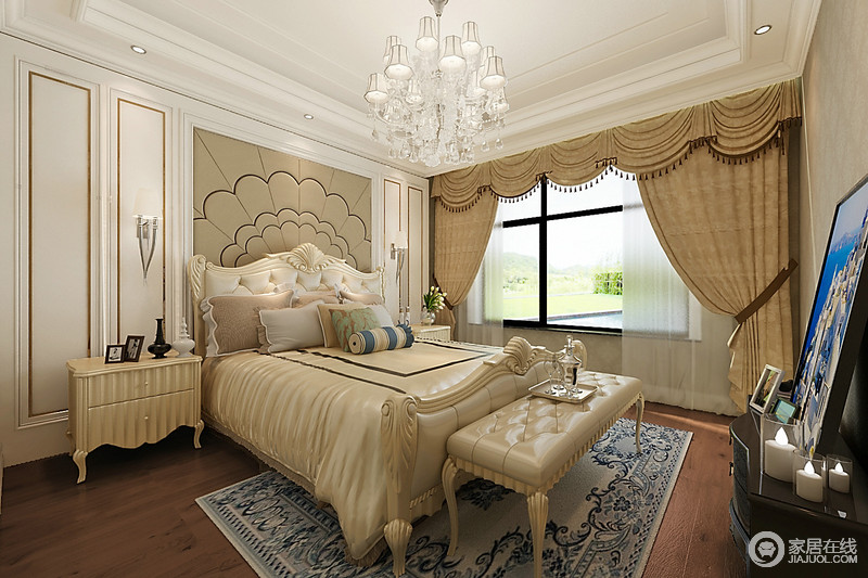 卧室设计得十分规整，罗马窗帘和欧式琉璃灯装点着欧式家具组成的空间，让巴洛克的热情成为最令人迷恋的艺术；轻缓或紧凑的设计，井然有序地将欧式典雅和高贵展现出来，而灰蓝色地毯则点明主题。