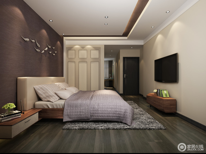 卧室不同色块的立面构筑起空间的层次，如咖色、米色和灰色，都让生活沉寂在自在中；悬挂式床头柜增强了空间感，让生活尤为温馨、舒适。