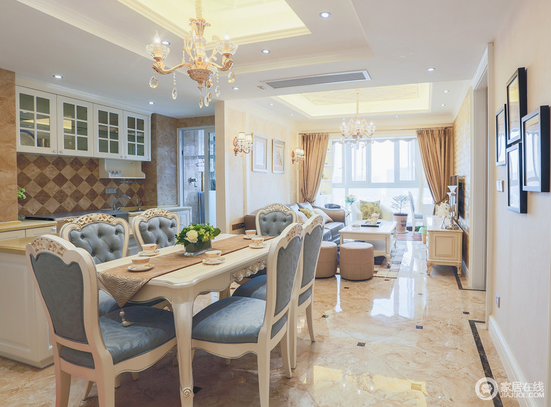 空间设计中，餐厅和客厅相呼应，通过地毯和沙发的颜色和质感来使整个空间和谐统一。