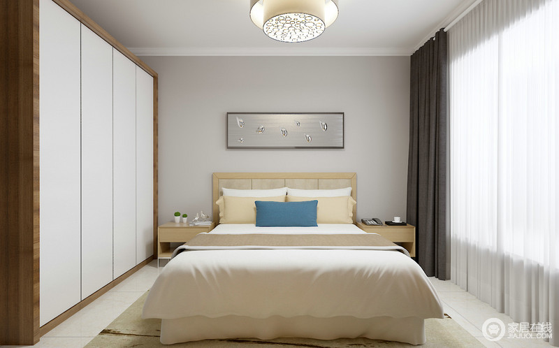 卧室以温馨、简单和舒适为设计主题，深灰色窗帘和白色纱幔形成的深浅对比，也与空间中的家具形成应和，可谓厚实与轻盈共举；轻木质感的床头柜和白色衣柜功能性强大，这也正是设计的初衷。