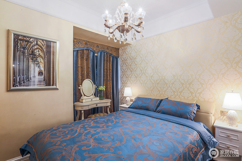 床头背景采用淡黄色暗纹墙纸来保证空间的完整性，软装床品和窗帘的颜色搭配与整个主卧空间的优雅气质完美契合。