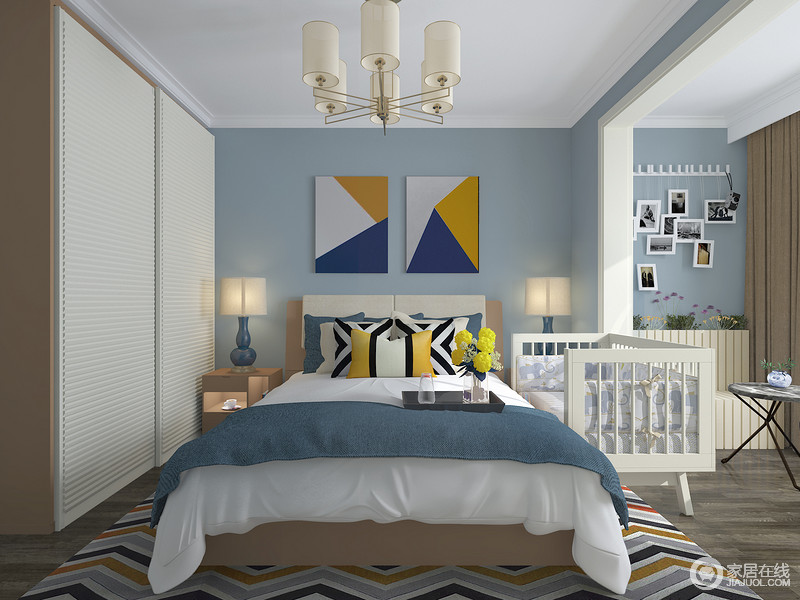 卧室整体以蓝色为主色调，白色的顶面你与深灰色的地板形成鲜明的对比，放置婴儿床时期预留的空间，放置主卧的婴儿床靠在床侧的位置没有挡板，适合母乳喂养的婴儿。