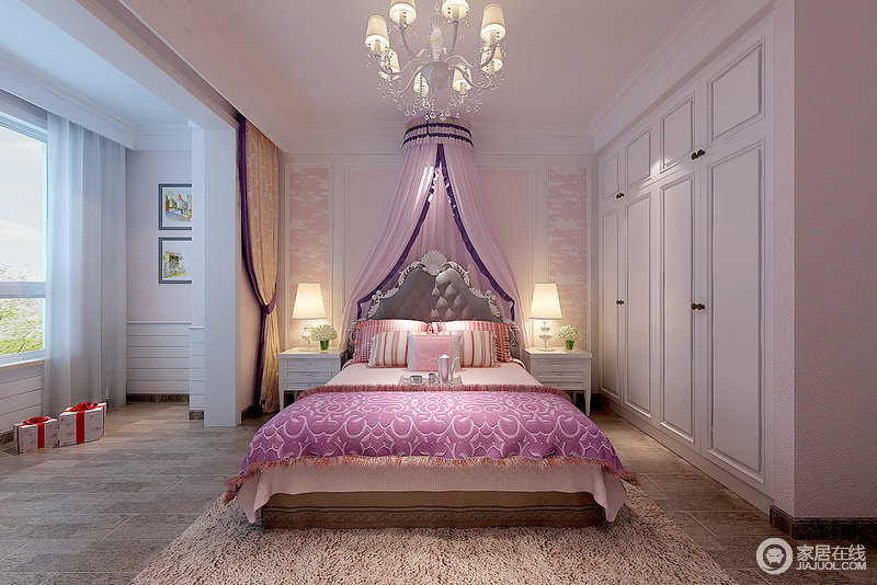 卧室以浅粉花纹铺陈背景，就像情窦初开的少女。粉紫的床帏梦幻的围拢过来，葡萄紫的布艺床旗形成浓烈的延续，空间洋溢着厚重的优雅浪漫。