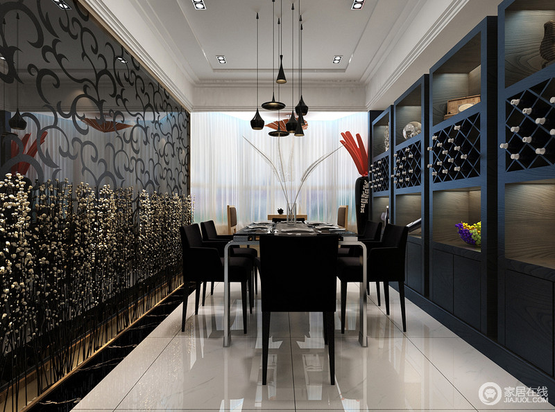 餐厅黑灰镜饰面延伸了空间的深度，拉大了空间，并与黑檀木展示柜形成两条黑色经典艺术，筑成空间的和谐；黄铜质感的吊灯组合与现代的餐椅构成现代工业组合，满是未来感。