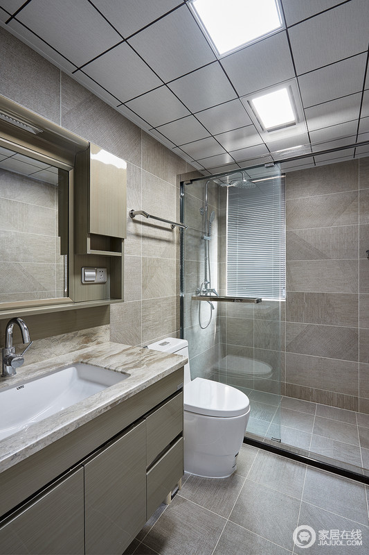 卫生间通过干湿分离，让空间保持一种简洁；灰色地砖的朴素，与盥洗柜的实用交相呼应，让卫浴生活更为人性化。