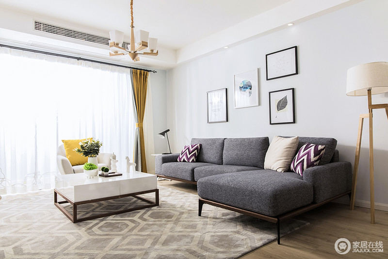 地板和家具都采用浅色或者棕色的原木，家具的选择也以白色灰色为主色调，整体给人温润轻松之感。