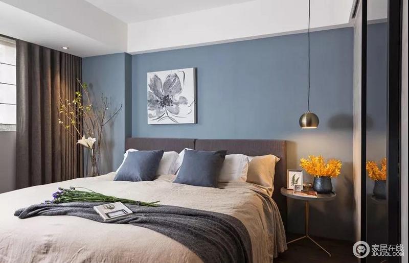 卧室背景墙延续了客厅电视墙的灰蓝色设计，显得卧室有格调和层次感，深蓝色的设计营造着安静的氛围，搭配花器和摆饰，也愈发精致。

