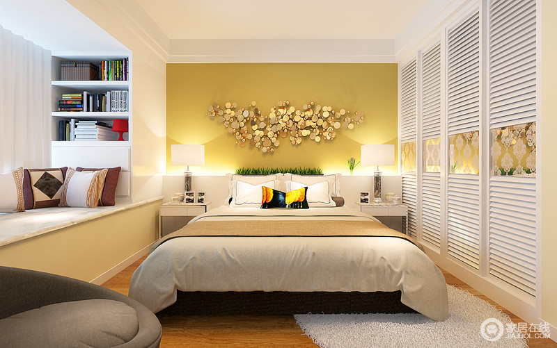 次卧设计手法与主卧相似，只是鹅黄色搭配白色使整个空间变得年轻化、时尚化。同时加入的亮片装饰，也提升整个空间气质。飘窗的改造，打造出一方休闲阅读区。