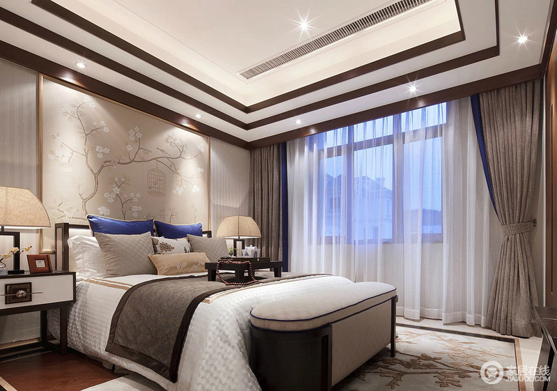 中式崇尚自然意趣，不仅作为装饰更具美好寓意；卧室以花鸟元素勾勒背景墙意境及地毯的铺陈，格子床品如水般静雅的配合，一抹宝蓝的靠包，增添一缕幽趣。