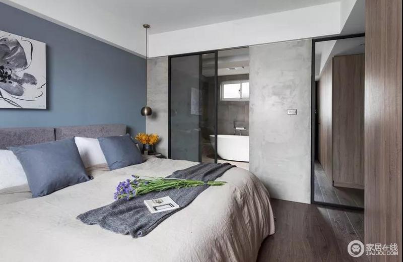 卧室与主卫同样使用玻璃门隔断湿气，墙面选用了质感低调的水泥粉光墙，部分拼贴灰色花砖，完善规划干湿分离空间，灰色和蓝色的搭配，渲染优雅素静。
