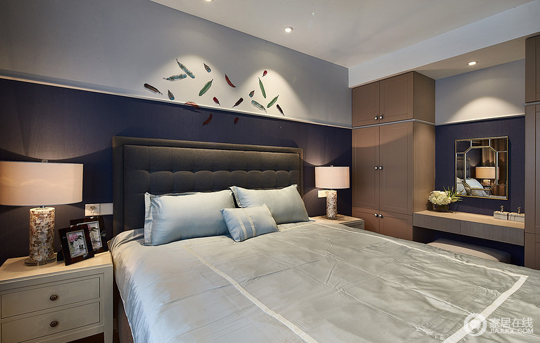 卧室需要的就是一张舒适的大床，而灯管的设计以环形射灯为主，灯光更加柔和