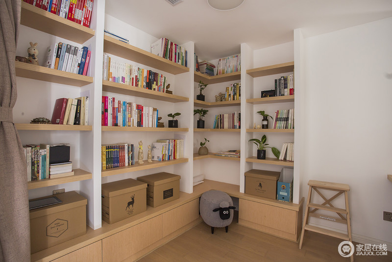 书房空间大量沿用了浅木色，浅木色的书柜、地板、书桌浑然一体，加上摆放整齐的书籍，一盏北欧风的挂灯垂下，不失为良好的工作学习空间。