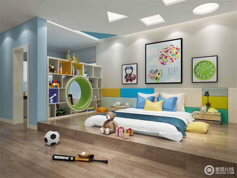 设计师对于儿童房的设计，采用开放式的手法，利用抬高的地台作为床板，铺上柔软舒适的床垫，以低矮的方式呵护儿童的成长；床头、画作和书架，丰富的色调带来快乐的童趣，让儿童充分享受到空间带来的愉悦感。