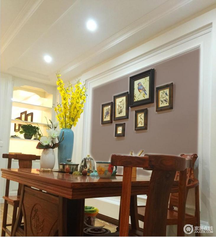 餐厅作为用餐区，保证满足家人用餐之时，古朴的实木餐桌椅，椅子与桌子边缘一般都有一定的雕刻和弧度，典型的美式风格。
