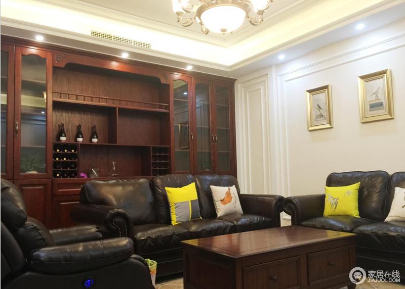 复古酒柜、黑色的真皮沙发，客厅宽敞而富有历史气息