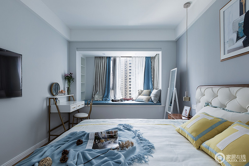卧室选择非常浅淡的蓝色涂料来粉刷墙面，给人淡淡的清新，配合成套的布艺搭配若隐若现、轻描淡写的浅色之中带着黄色的明快，给人一种轻盈温馨；窗帘的深蓝色与灰色搭配，让空间不失色彩与层次，
而家具的简约、精致贴合本案“秋冬若绒”的设计主题，格外别致。
