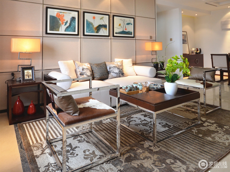 客厅中选用金属简约单人椅，随看上去单薄却实用；白色沙发与灰色花卉地毯优雅中不乏生气。