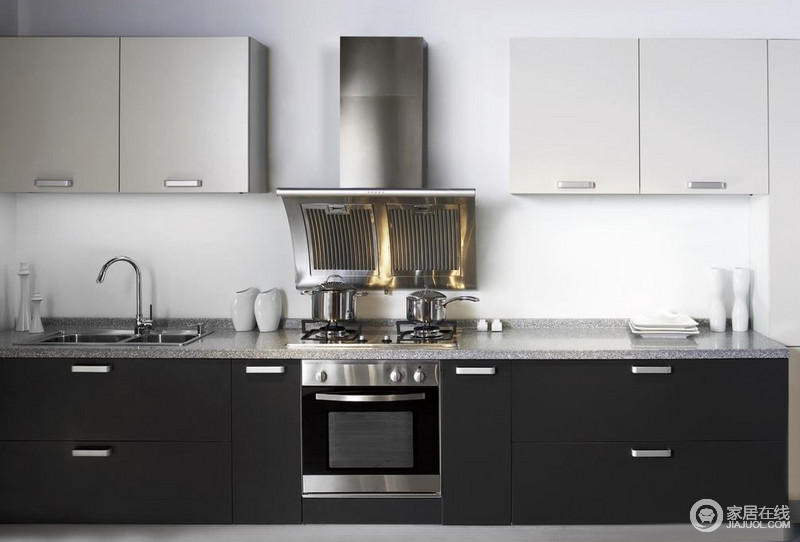 厨房通过银色悬挂柜与黑色橱柜打造出了质感精良的烹饪时光，嵌入式电器节省了空间，令整体空间愈加规整、整洁。