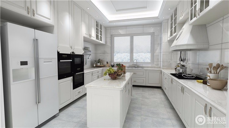 欧式风格的厨房，整体采用的都是以白色为主的大理石打造的台面以及地面，再加上白色的橱柜，虽然整体呈现出来的都是白色，但却并不单调，反而在很大的程度上面体现了简欧风格的特色。