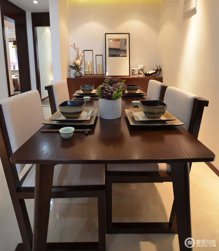 棕色木质餐桌上摆放的陶瓷餐具搭配出新质感，新中式餐椅在一旁，坐下来凝神养气，放松一下吧。
