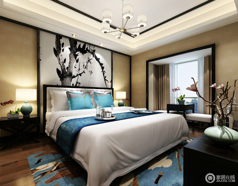 卧室中以中式设计中的对称手法进行陈设，虽然大量现代的元素被得以运用，但是中式的厚泽丝毫不减；蓝白床品形成清爽雅致，再加上蓝色地毯、新中式座椅的衬托，空间的实用性与和煦感更盛行。