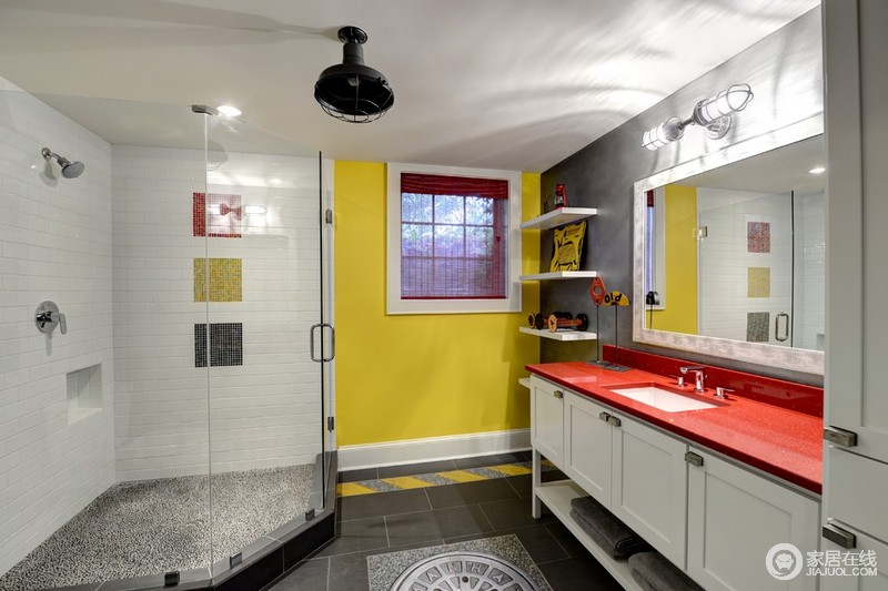 卫浴间灰色地砖耐磨损，淋浴室白色仿古砖墙格出三个彩色置物台，与黄色立面和红色盥洗台相呼应，演绎着色彩的魔幻。