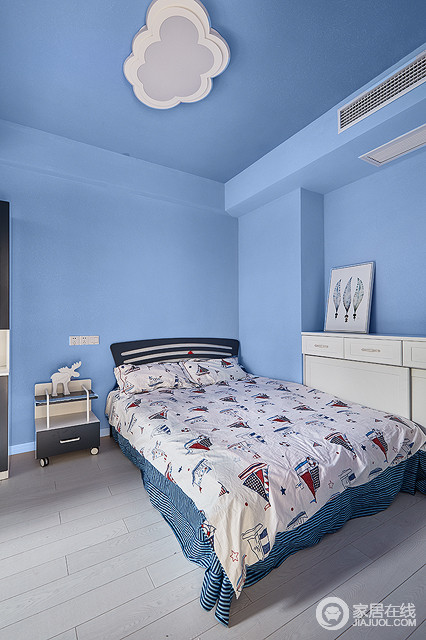 儿童房以干净的蓝色为主，让整个空间多了清幽和大气，白色边柜与简约的床头柜满足收纳之余，让生活更具空间感；白色为底的船舶床品带着童趣，让生活简单、温馨。