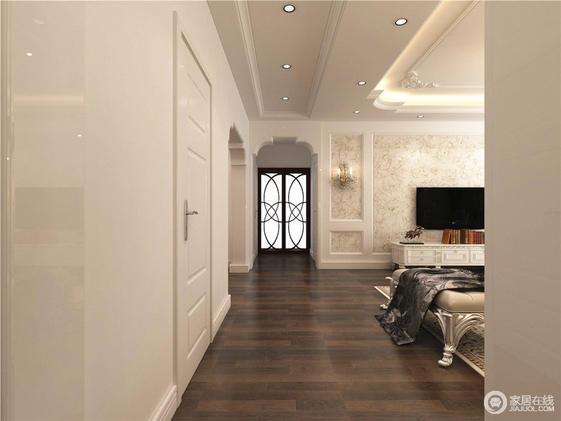 由玄关走向客厅处，设计师以白色墙面为主，在视觉上形成了一种延伸，很好的把欧式和现代简约相结合，显得现代优雅与整洁。