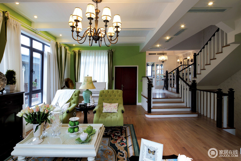 沙发背景进行一个着重体现风格与自然绿色相结合
