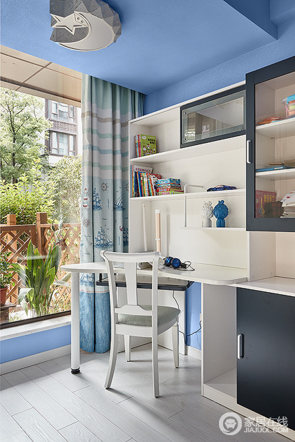 书房是整个家居环境中最富有辨识度的一个空间，浅蓝色的墙面营造出一个清晰的海洋风，搭配白色让整个画面更加清新和谐；不论是软装还是硬装在色彩上高度一致，完美诠释现代风格，同时，房间带的小书房也体现了空间设计的功能性。