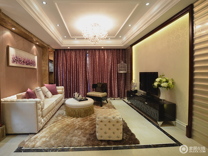 客厅中利用简单的线条，配以造型多样的欧式家具，让空间简约中不缺形式美。