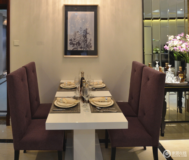餐厅中绒面紫色餐椅简约和实用，又兼具传统欧式格调，举杯共饮，共赏月光。