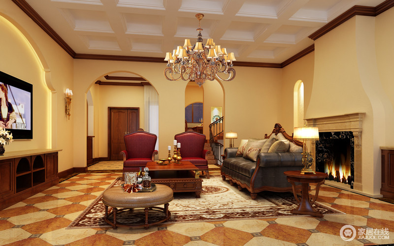 起居室以陶土黄为基础色，通过大量圆弧拱形结构，彰显出自然古朴的意式情调。质感精良的棕、红皮质沙发与褐红樱桃木作家具，营造出温馨醇厚的居室空间。