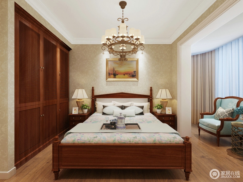 卧室里墙面以壁纸印花修饰，棕红的实木衣柜、双人床及沙发椅构筑视觉上的平衡。床品上的清新印花与皮质沙发的蓝色，点缀出空间的清爽活力感。