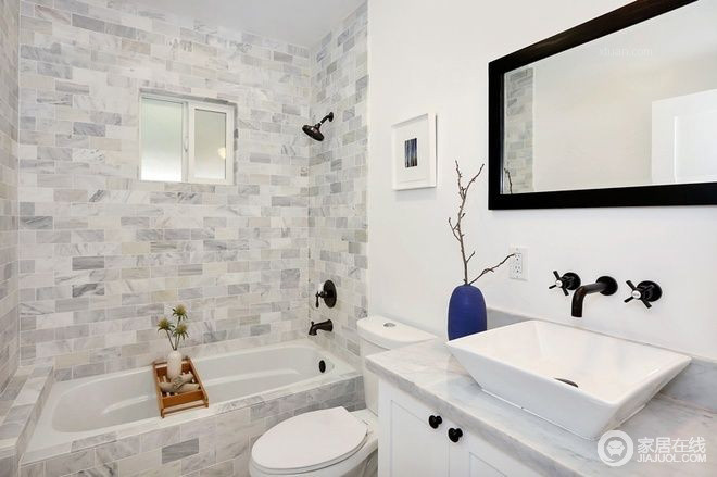 设计师打造得极具质感是这个空间中流淌的源泉，甚至连卫浴间都不例外；灰色仿古砖与白色调的设计和谐相生出简洁和利落。