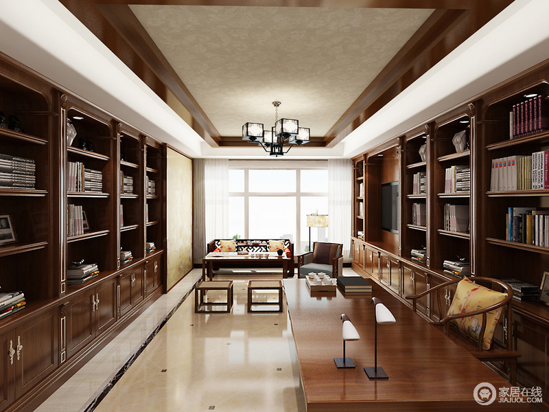 书房主要以褐色为主，对称的书柜摆满了不同的书目，足以彰显主人的文学修养；设计师将新中式和古典元素汇集起来，演绎了一个沉稳而多变的空间。