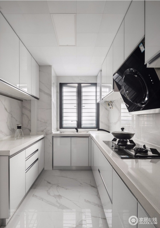 U型厨房，合理的动线安排，让厨房更加人性化；白色橱柜搭配白色大理石，厨房拥有如此巨大收纳之外，看上去也更为清爽明亮。