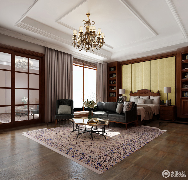 卧室因为用色的缘故更显稳重，灰绿色法兰绒沙发和轻奢地花边型茶几在淡紫色花卉地毯的衬托中愈显优雅，并裹挟着古典元素，让家更显奢华。