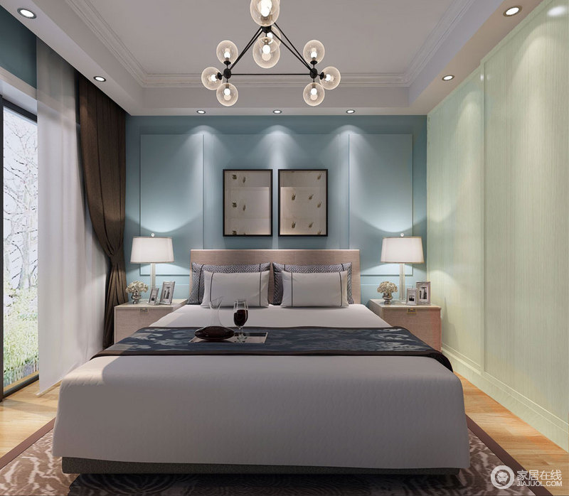不论将卧室打造为何种风格，总的目标是不变得，那就是舒适感，如果脱离了舒适感，一切的形式将变得毫无意义；设计师为此利用绿色和蓝色墙面，来调和灰色床品的沉闷，呈现一个雅致、清隽的卧室。