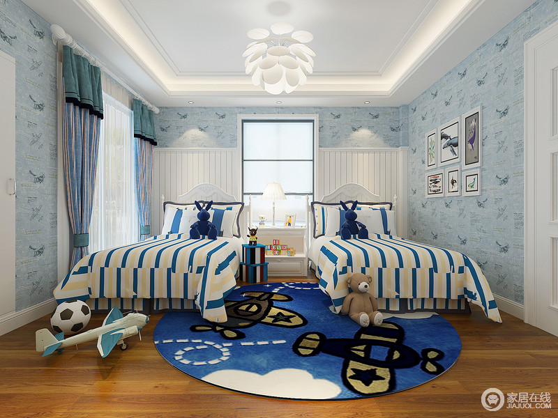 浅蓝色图案壁纸铺陈出整个空间的童趣，条纹寝具与床头白色条纹木相呼应，演绎空间的灵动活泼；地毯上的图案与飞机玩物形成虚实相映，制造出烂漫的天真。
